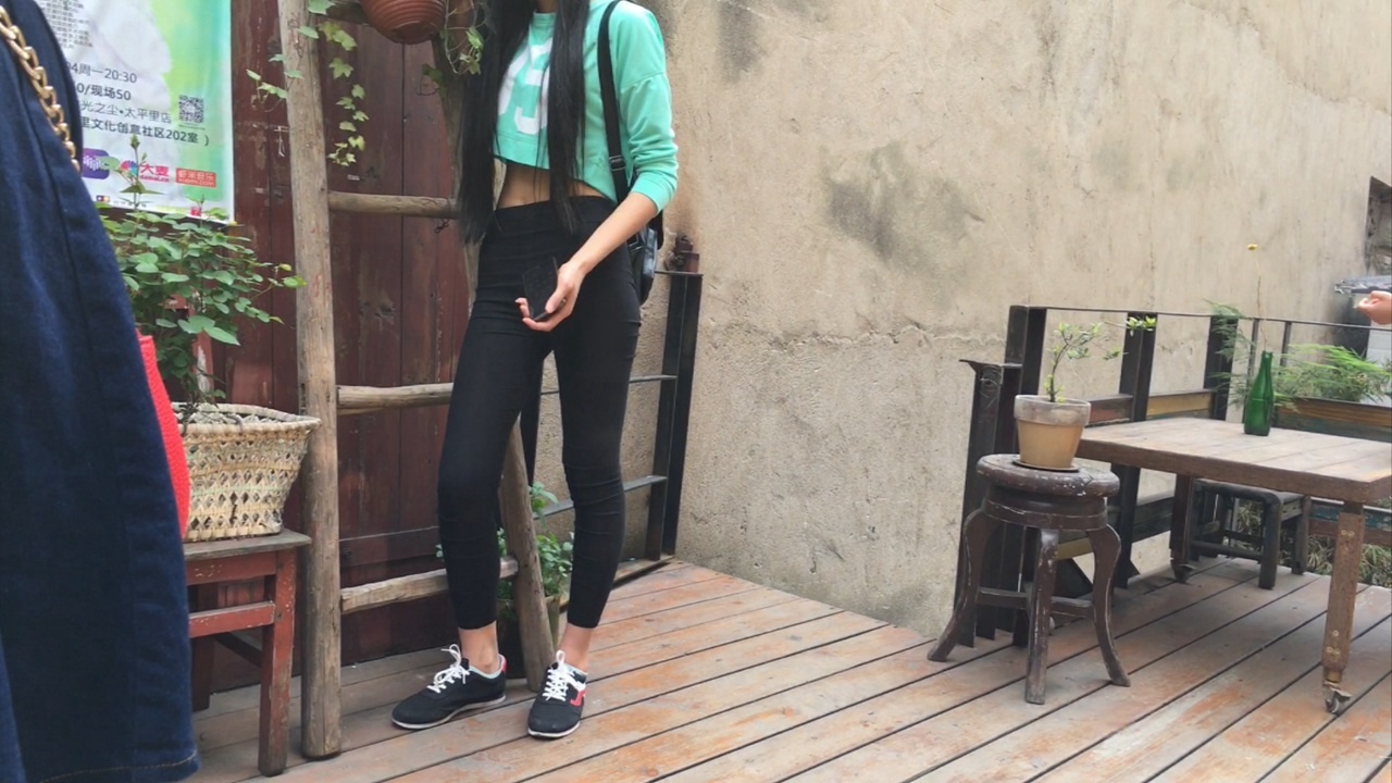 极品黑色紧身裤美女，拥有不枉此生[257M/MOV]