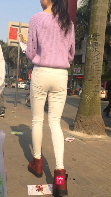 逆天长腿白裤翘臀小妹，身材一级棒[213M/MOV]