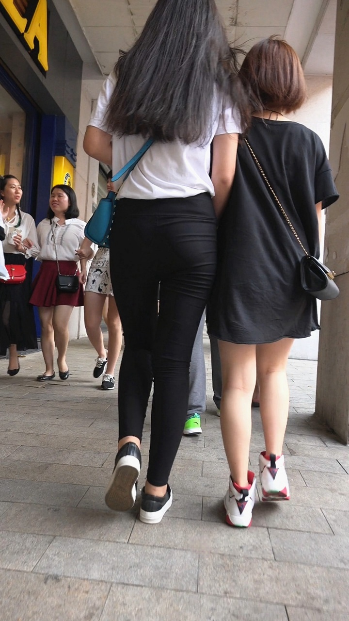 xinggan丰臀打底裤小妹[385M/MP4]