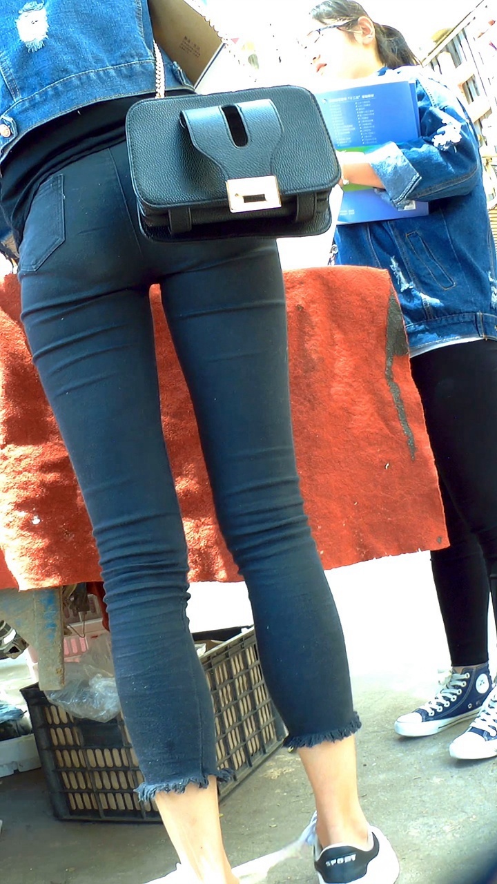 极品紧身黑裤高挑长腿美眉[441M/MP4]