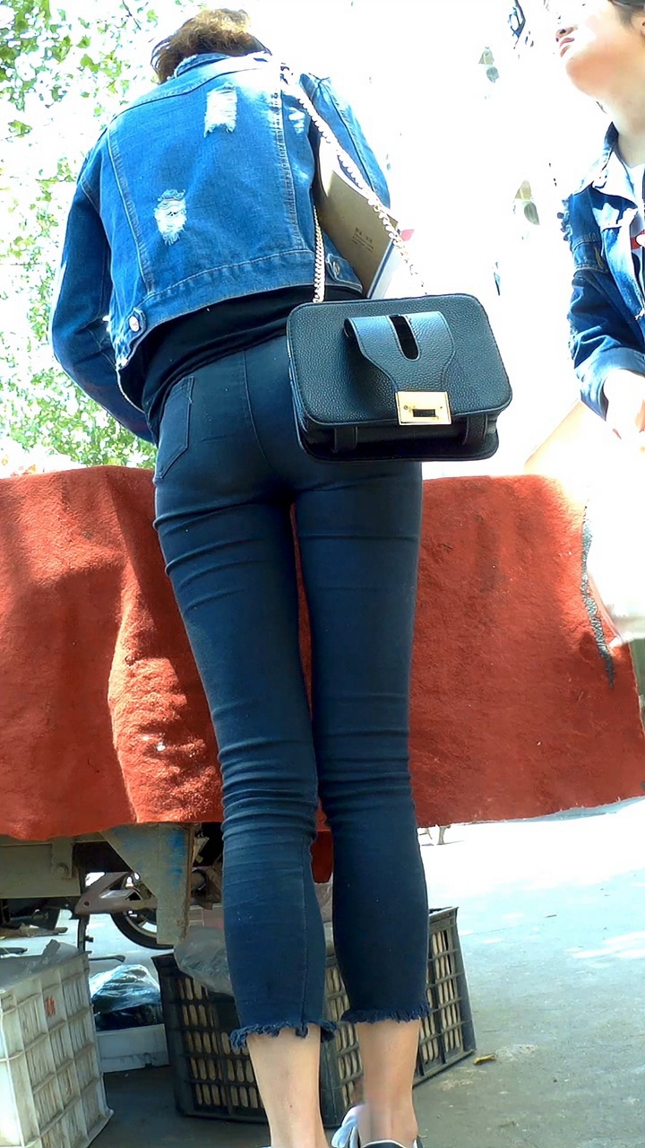 极品紧身黑裤高挑长腿美眉[441M/MP4]