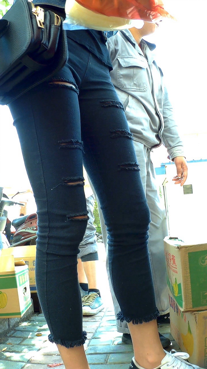 极品紧身黑裤高挑长腿美眉[441M/MP4]