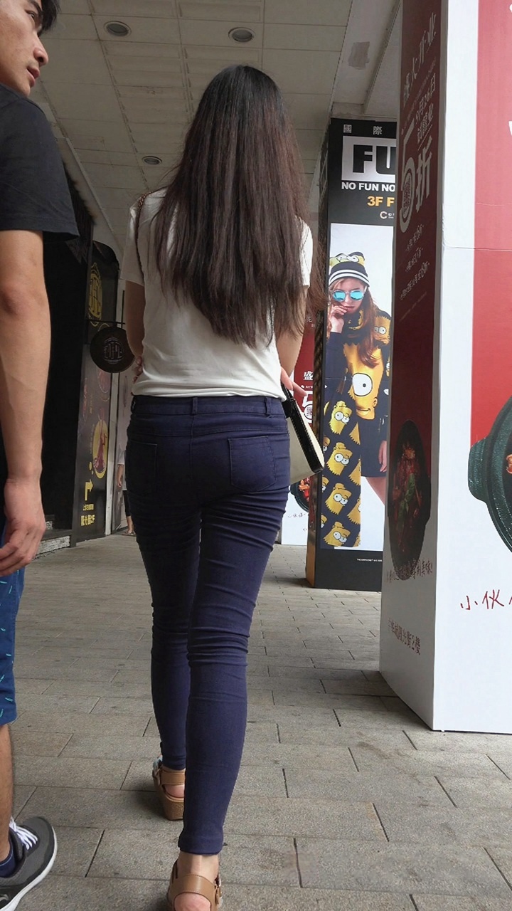 紧臀打底裤小妹身材好[239M/MP4]