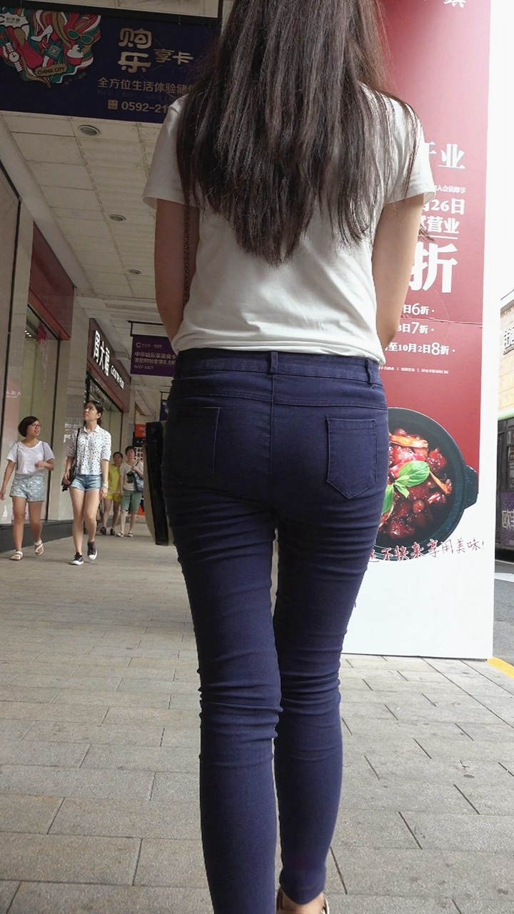 紧臀打底裤小妹身材好[239M/MP4]