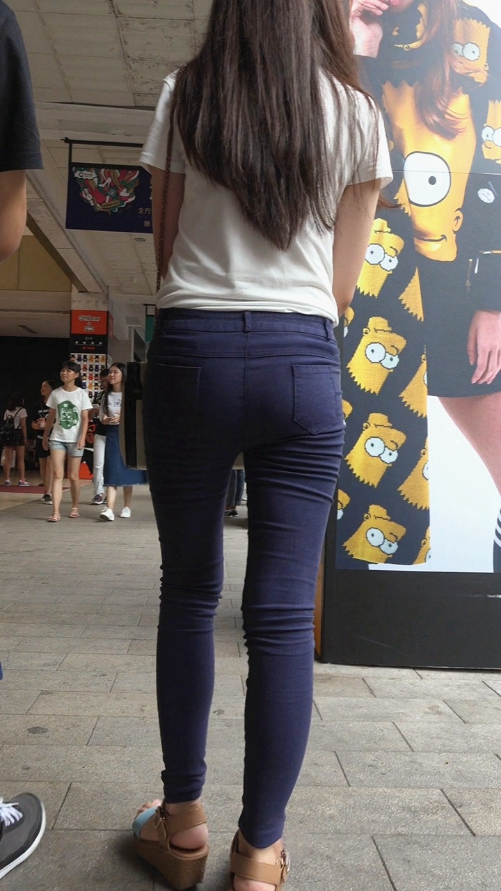 紧臀打底裤小妹身材好[239M/MP4]