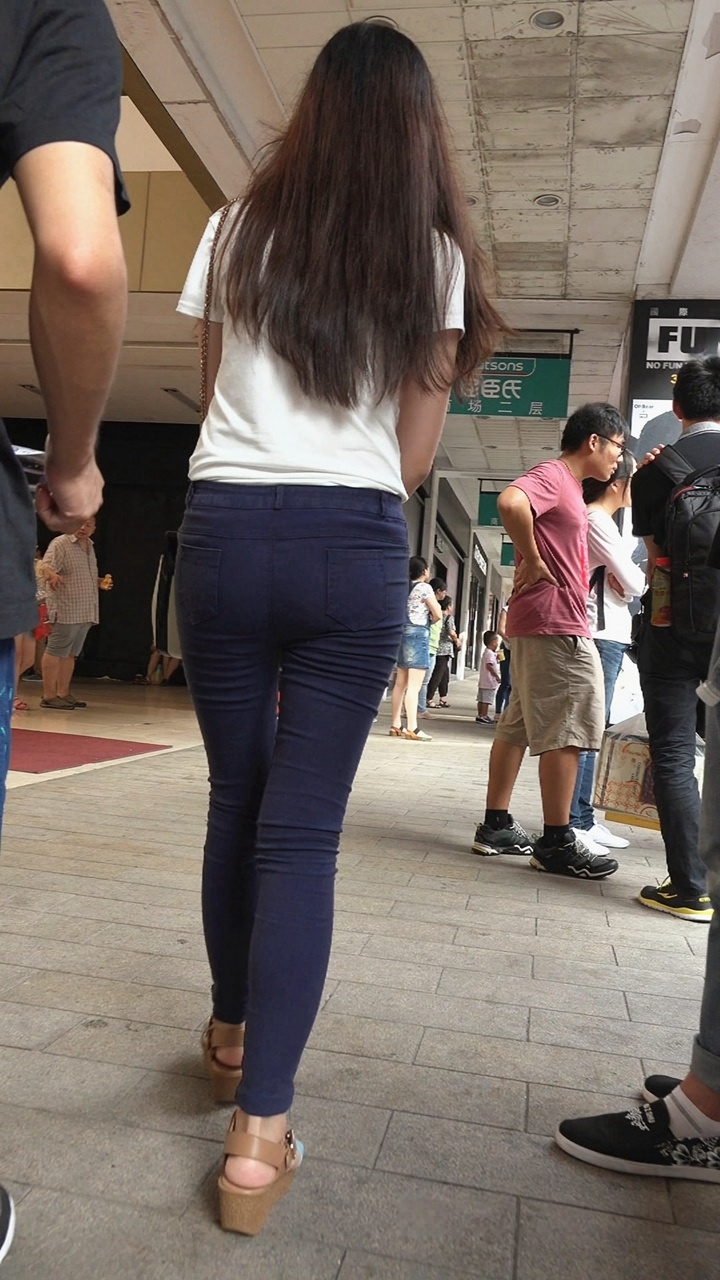 紧臀打底裤小妹身材好[239M/MP4]