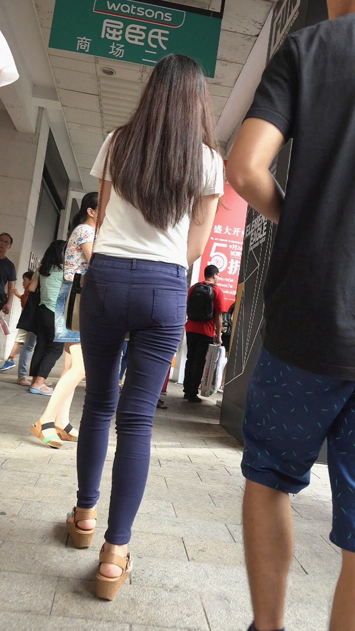 紧臀打底裤小妹身材好[239M/MP4]