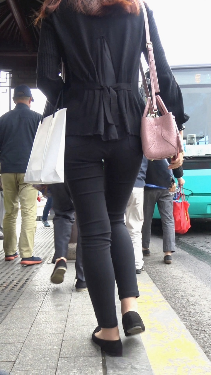 极品深沟黑裤大美女[1.04G/MP4]