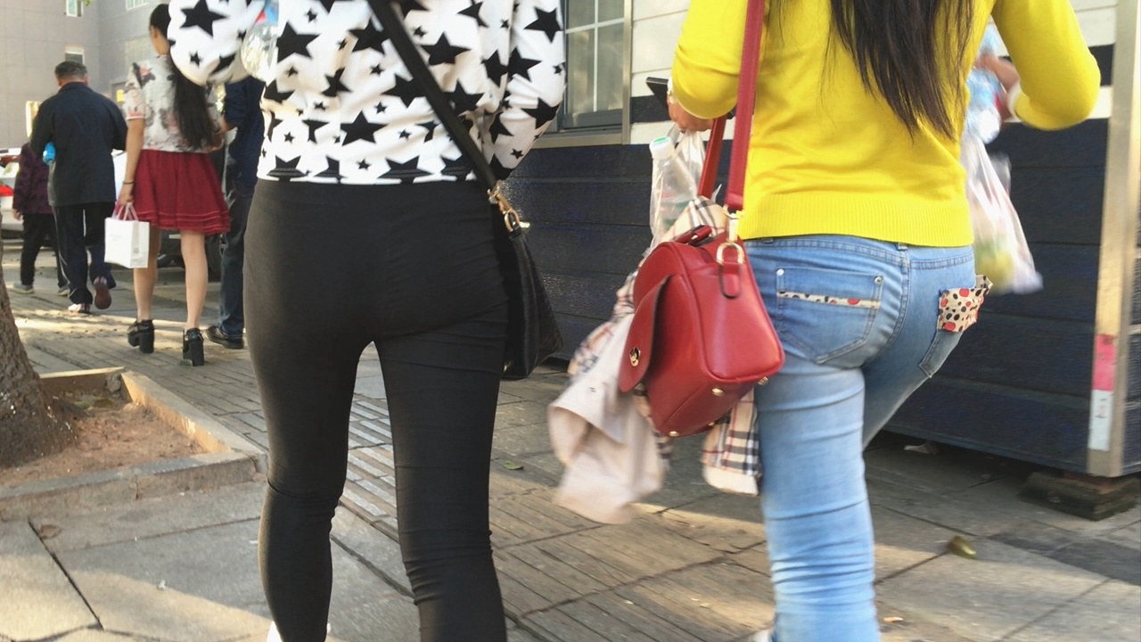 街拍黑色紧身裤妹子xinggan小翘臀[1.82G/MOV]