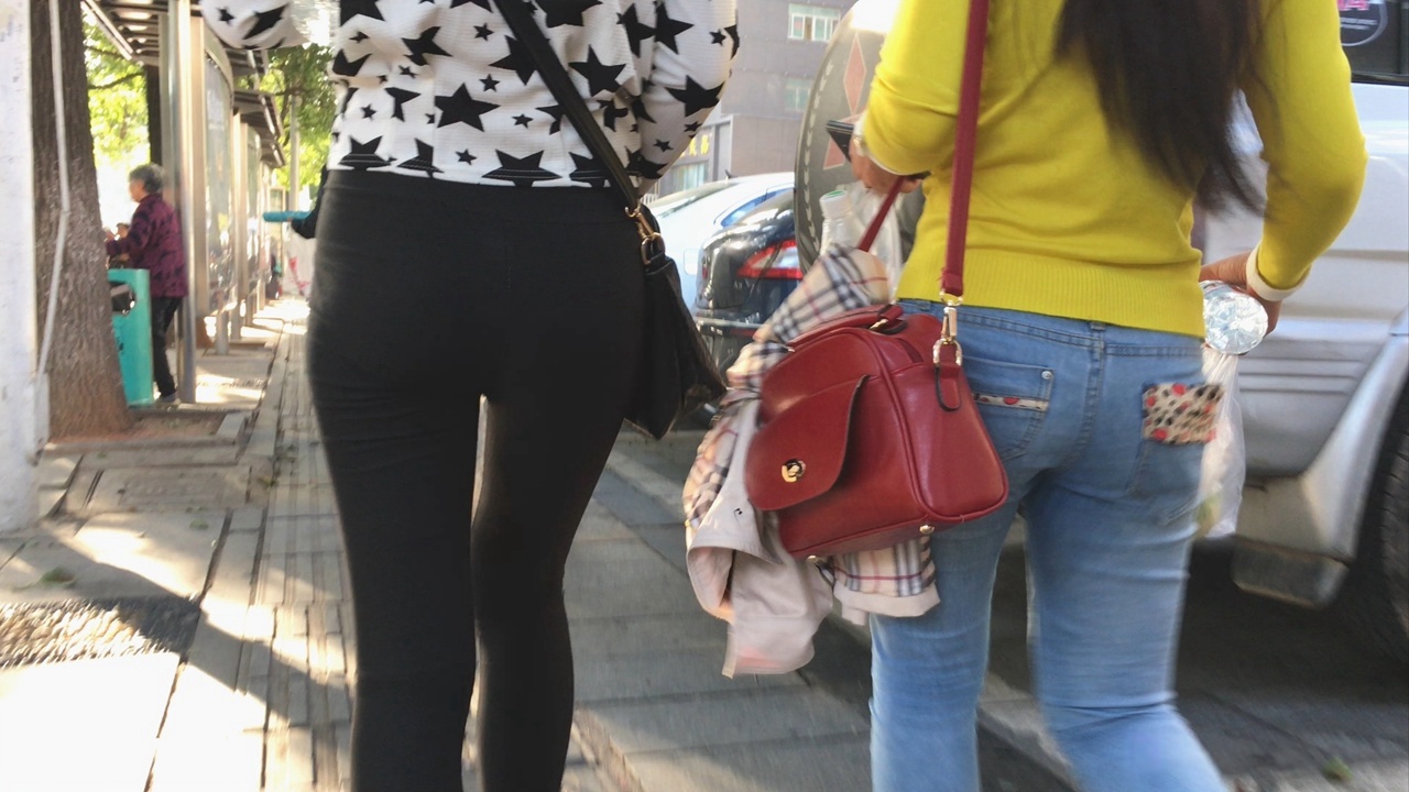 街拍黑色紧身裤妹子xinggan小翘臀[1.82G/MOV]