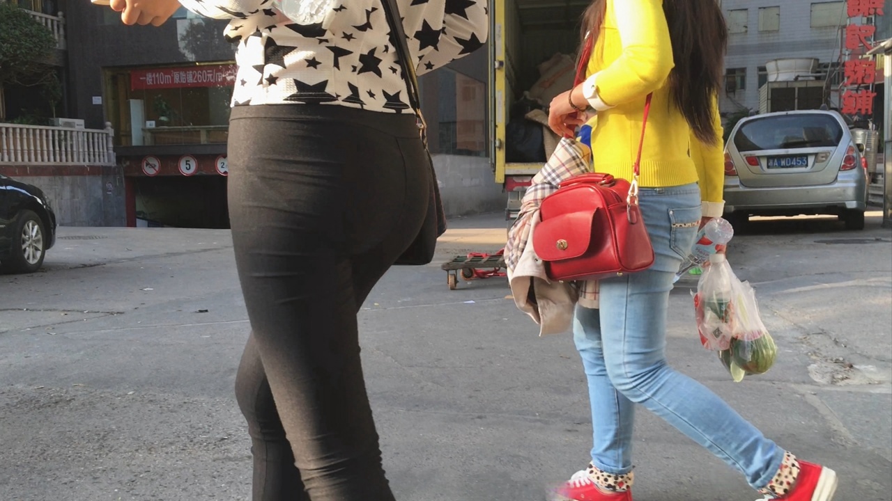 街拍黑色紧身裤妹子xinggan小翘臀[1.82G/MOV]