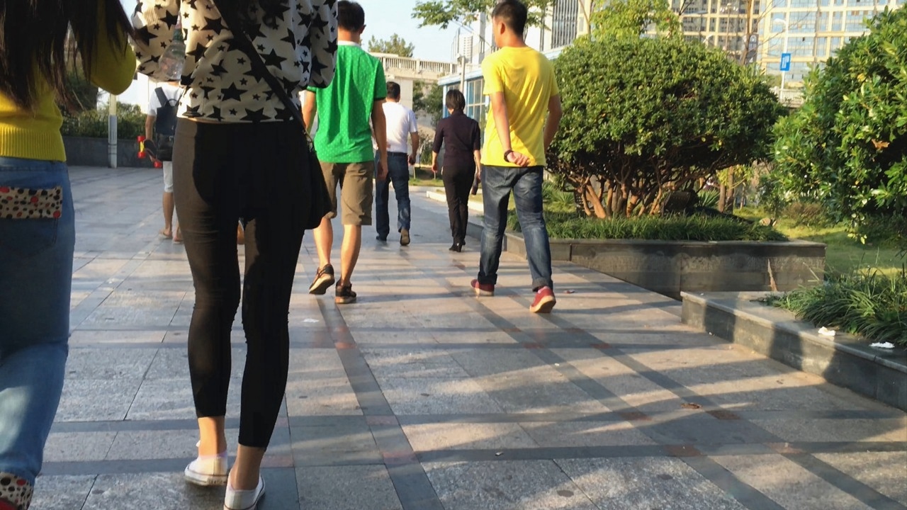 街拍黑色紧身裤妹子xinggan小翘臀[1.82G/MOV]