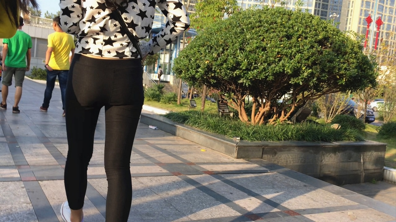 街拍黑色紧身裤妹子xinggan小翘臀[1.82G/MOV]