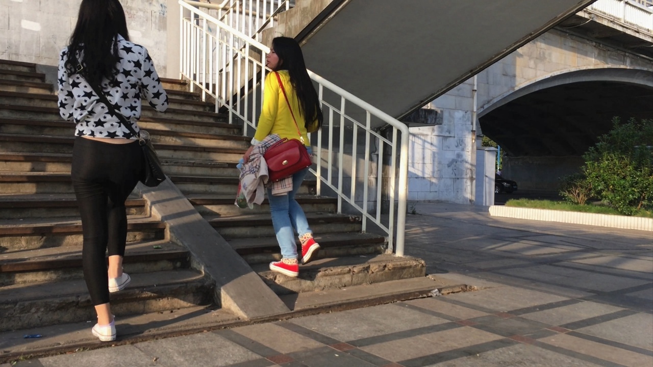 街拍黑色紧身裤妹子xinggan小翘臀[1.82G/MOV]