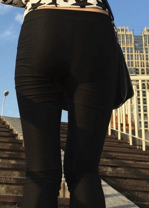 街拍黑色紧身裤妹子xinggan小翘臀[1.82G/MOV]