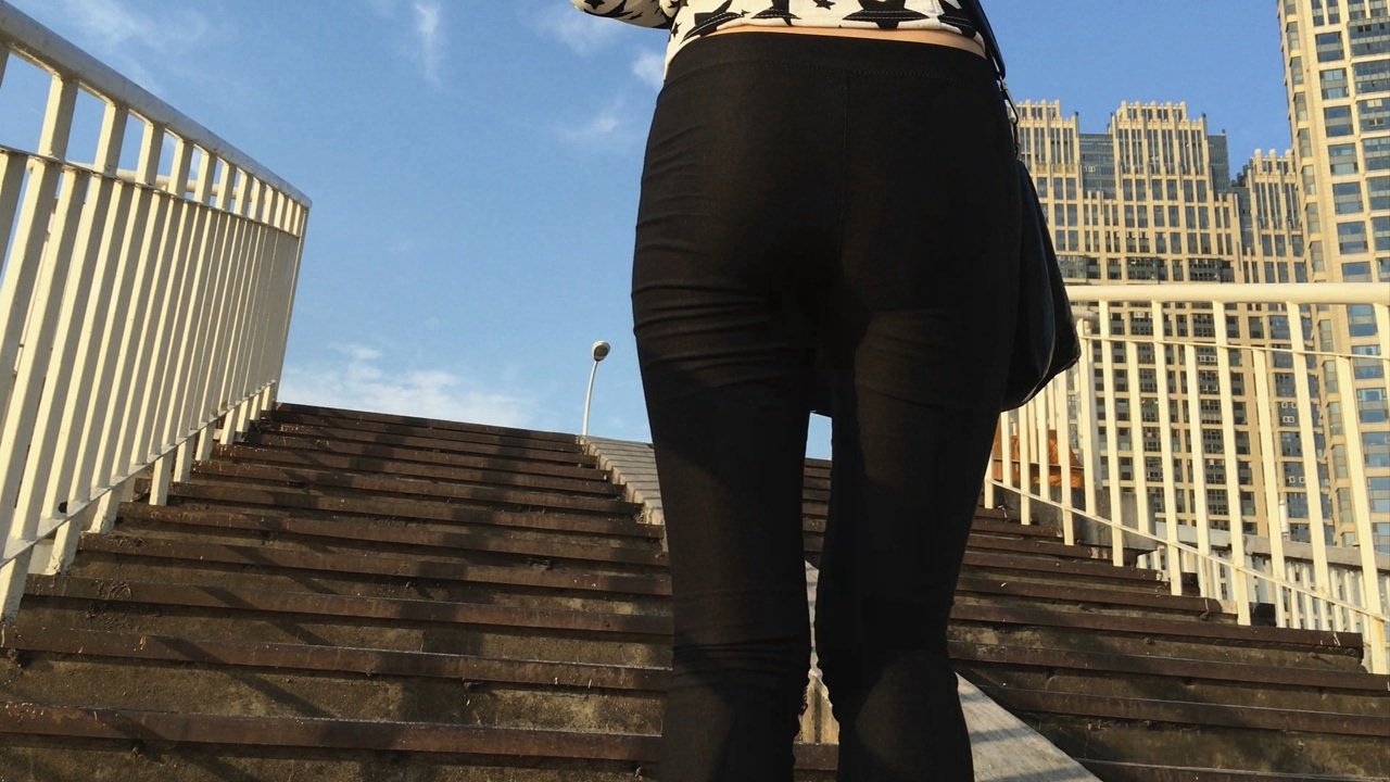 街拍黑色紧身裤妹子xinggan小翘臀[1.82G/MOV]