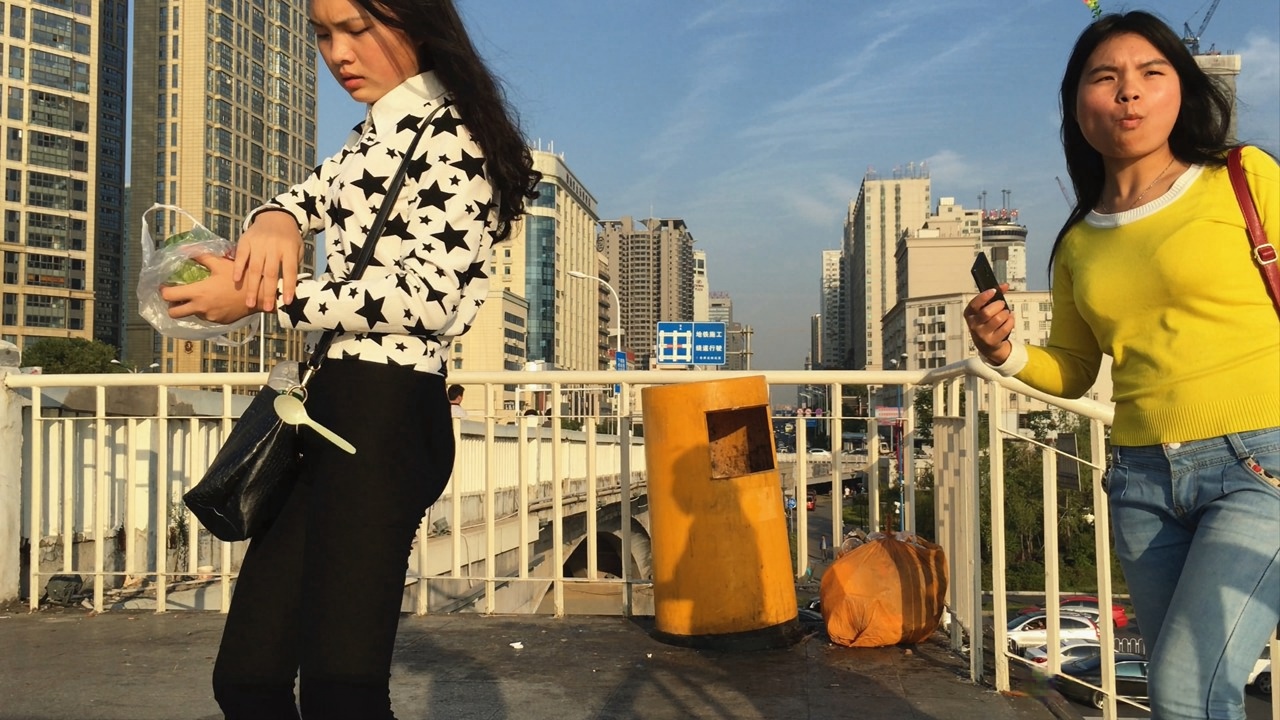 街拍黑色紧身裤妹子xinggan小翘臀[1.82G/MOV]