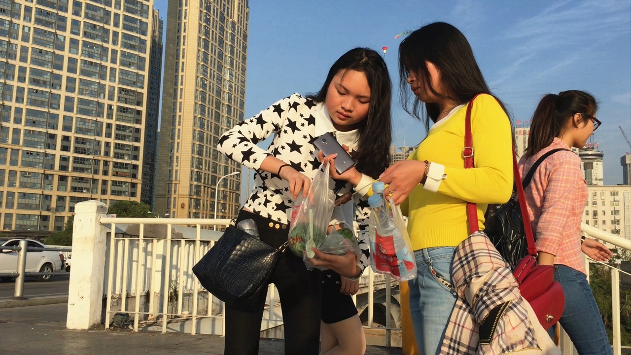 街拍黑色紧身裤妹子xinggan小翘臀[1.82G/MOV]