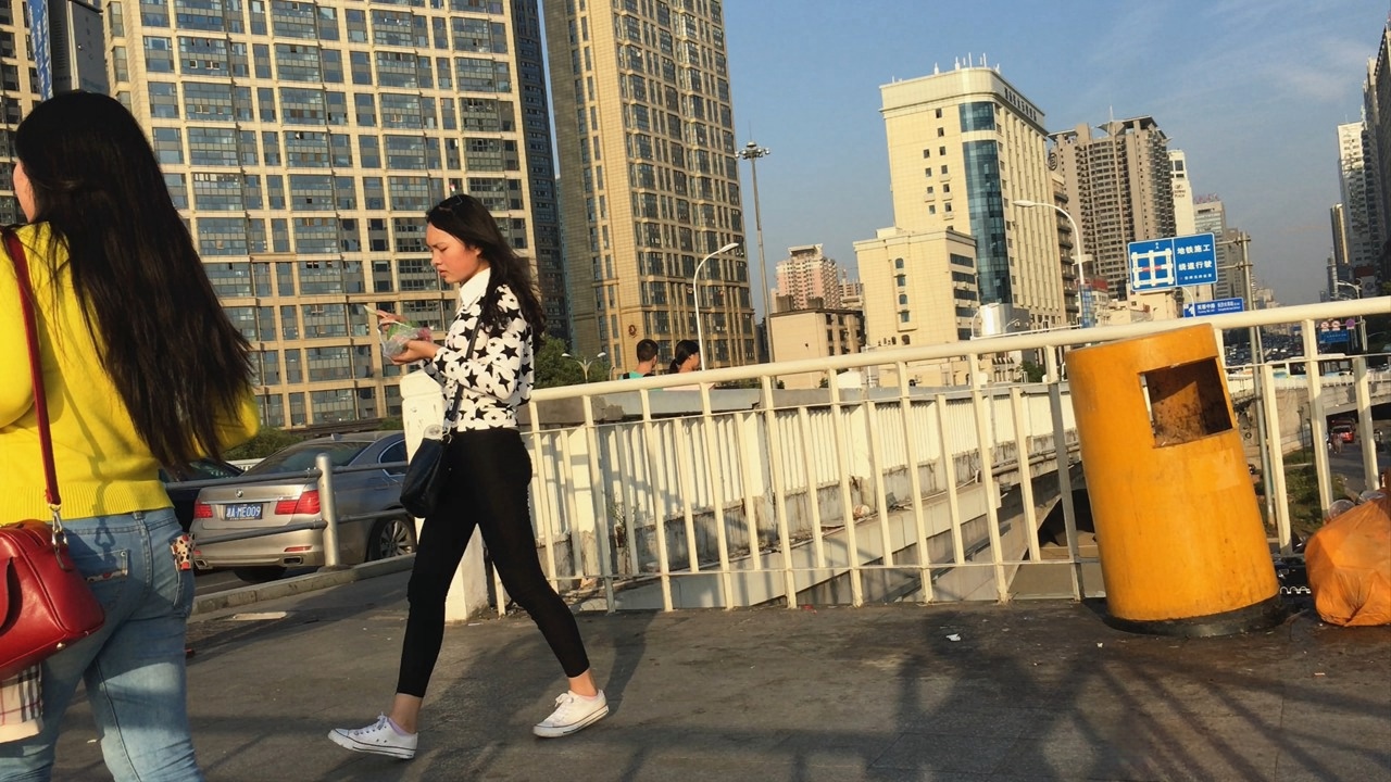 街拍黑色紧身裤妹子xinggan小翘臀[1.82G/MOV]