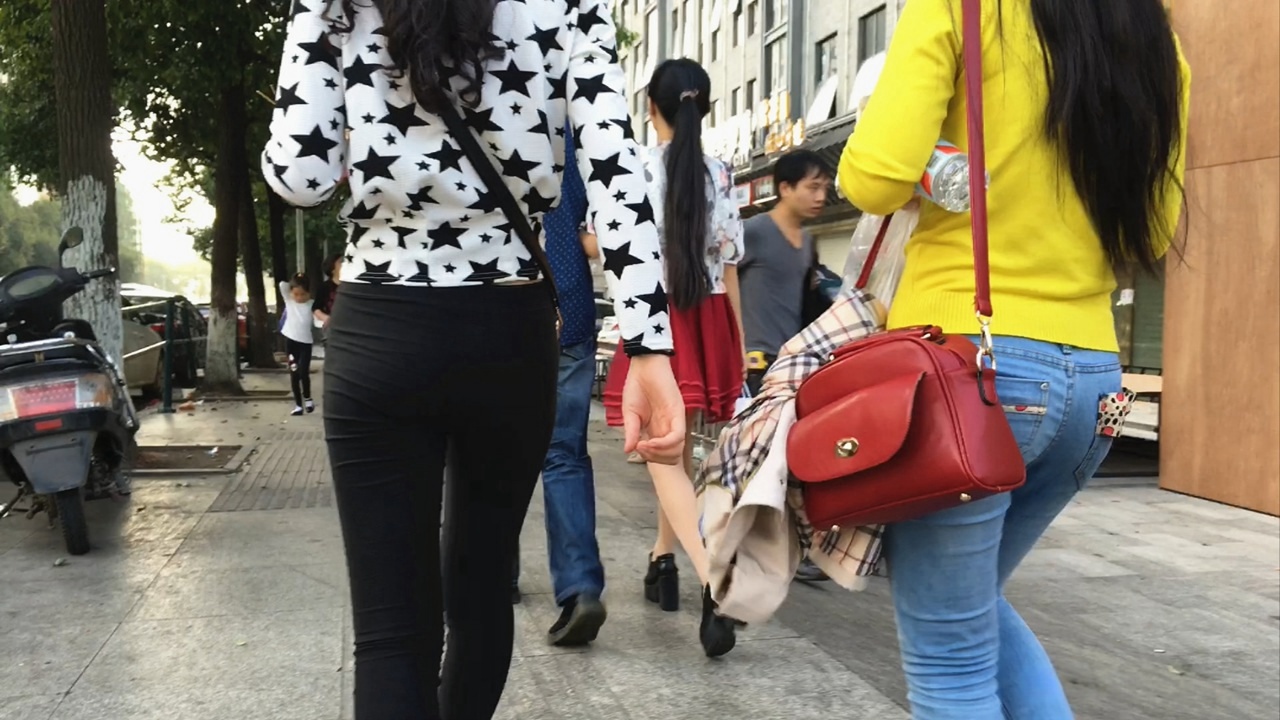 街拍黑色紧身裤妹子xinggan小翘臀[1.82G/MOV]