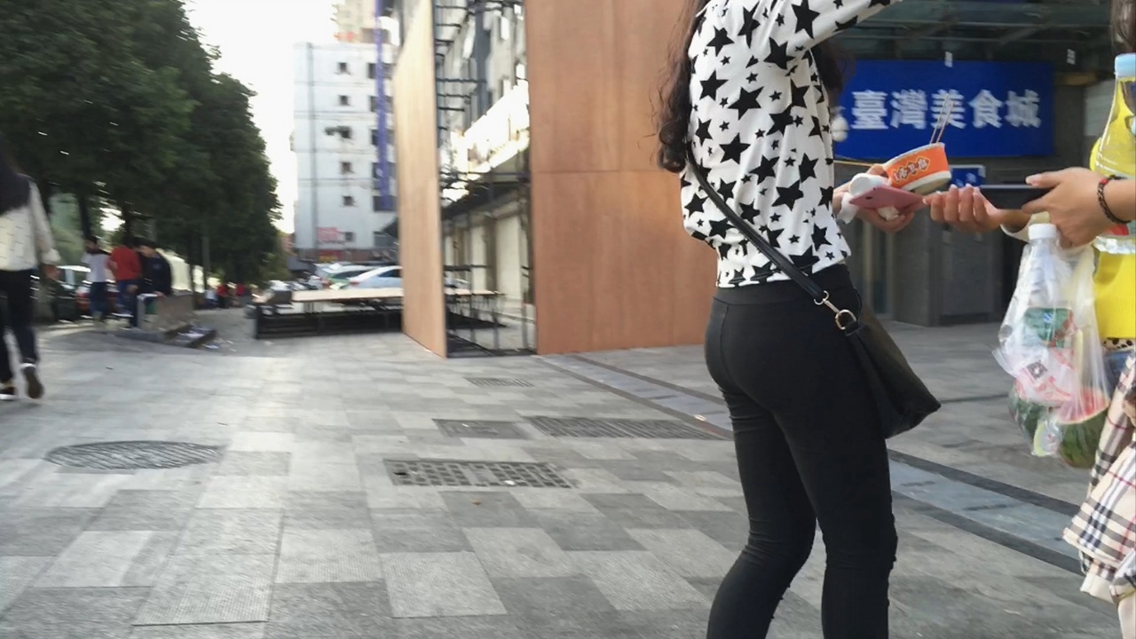 街拍黑色紧身裤妹子xinggan小翘臀[1.82G/MOV]