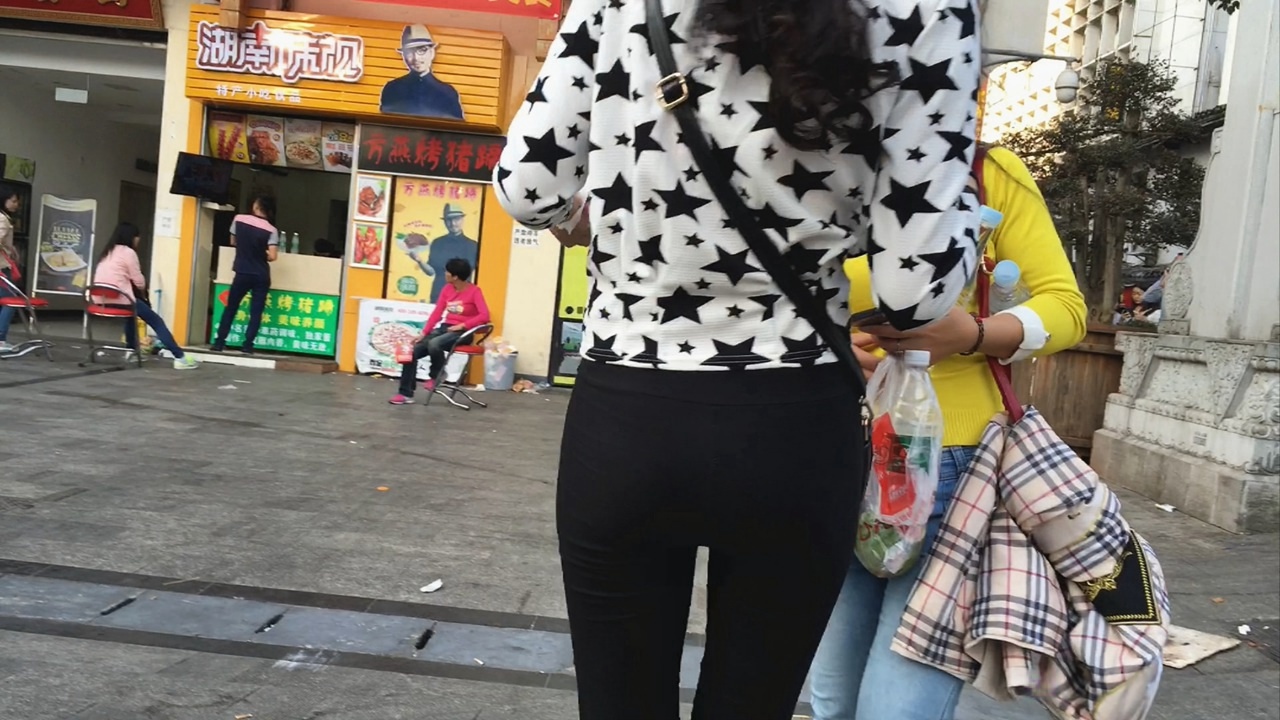 街拍黑色紧身裤妹子xinggan小翘臀[1.82G/MOV]