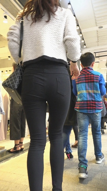 街拍宽臀黑裤美shaofu[254M/MP4]