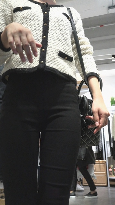 街拍宽臀黑裤美shaofu[254M/MP4]