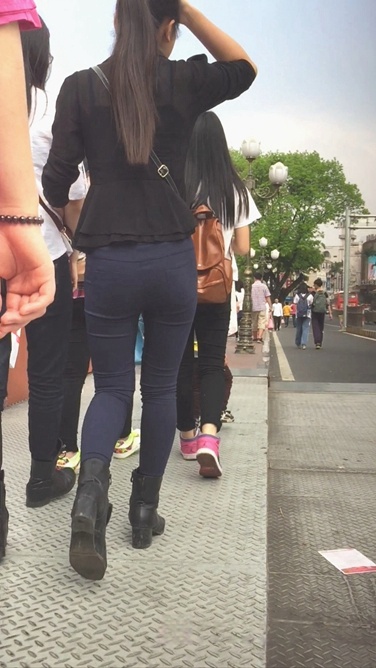 长发紧身裤翘臀MM [1.01G/MOV]