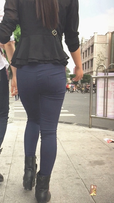 长发紧身裤翘臀MM [1.01G/MOV]