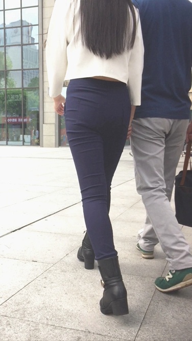 长发紧身裤翘臀MM [1.01G/MOV]