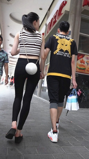 4K画质-街拍超紧打底裤美眉(含1080P版本)[824M/MP4]