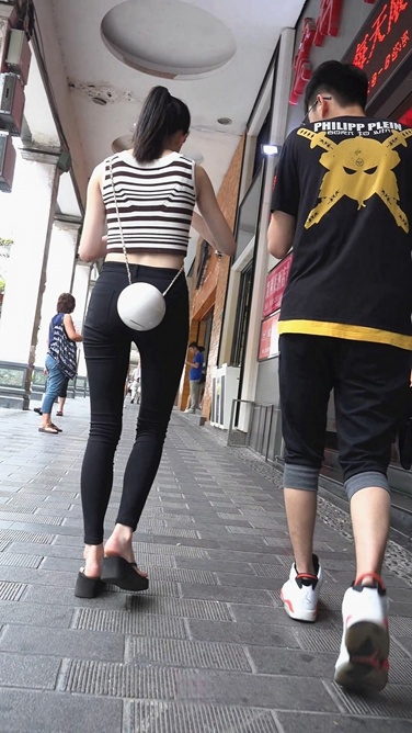 4K画质-街拍超紧打底裤美眉(含1080P版本)[824M/MP4]