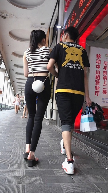 4K画质-街拍超紧打底裤美眉(含1080P版本)[824M/MP4]