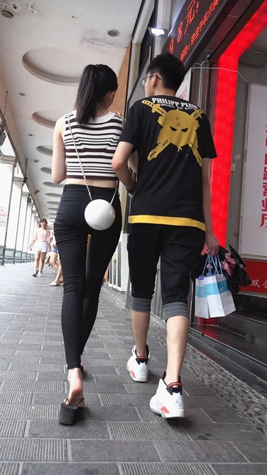 4K画质-街拍超紧打底裤美眉(含1080P版本)[824M/MP4]