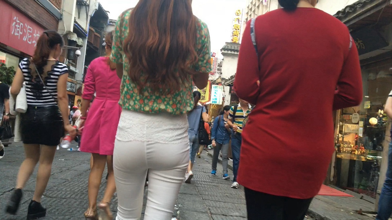 xinggan的白裤美眉极品翘屯内痕明显[857M/MOV]