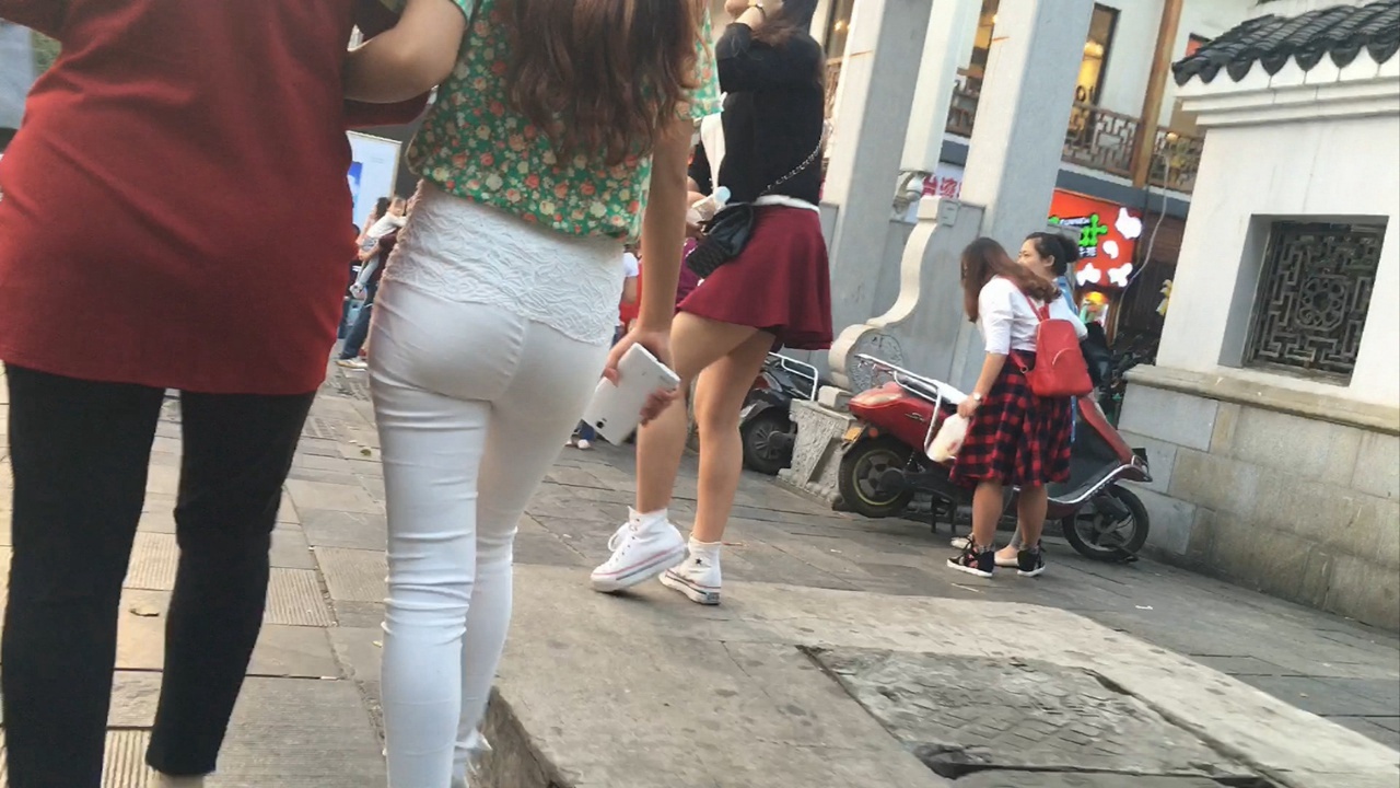 xinggan的白裤美眉极品翘屯内痕明显[857M/MOV]