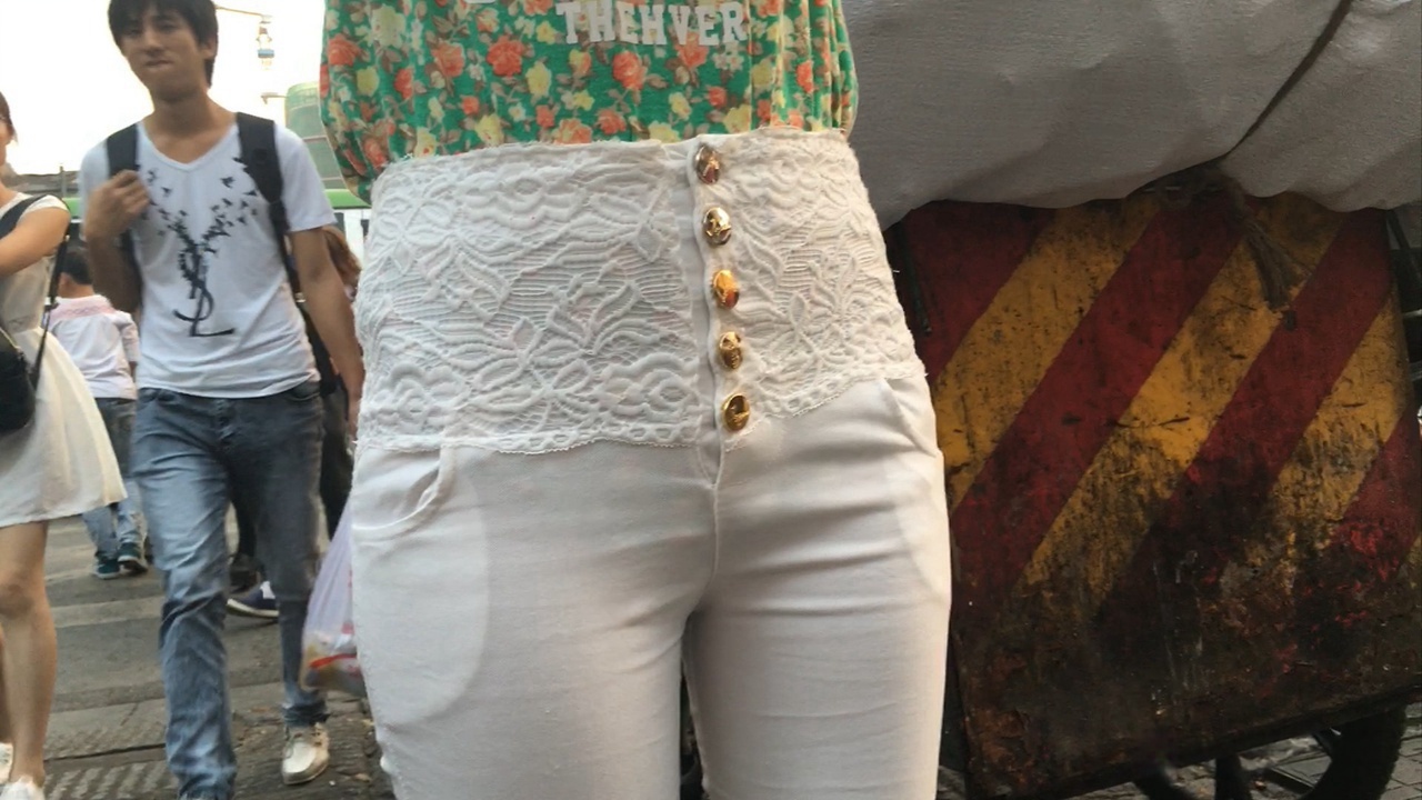 xinggan的白裤美眉极品翘屯内痕明显[857M/MOV]