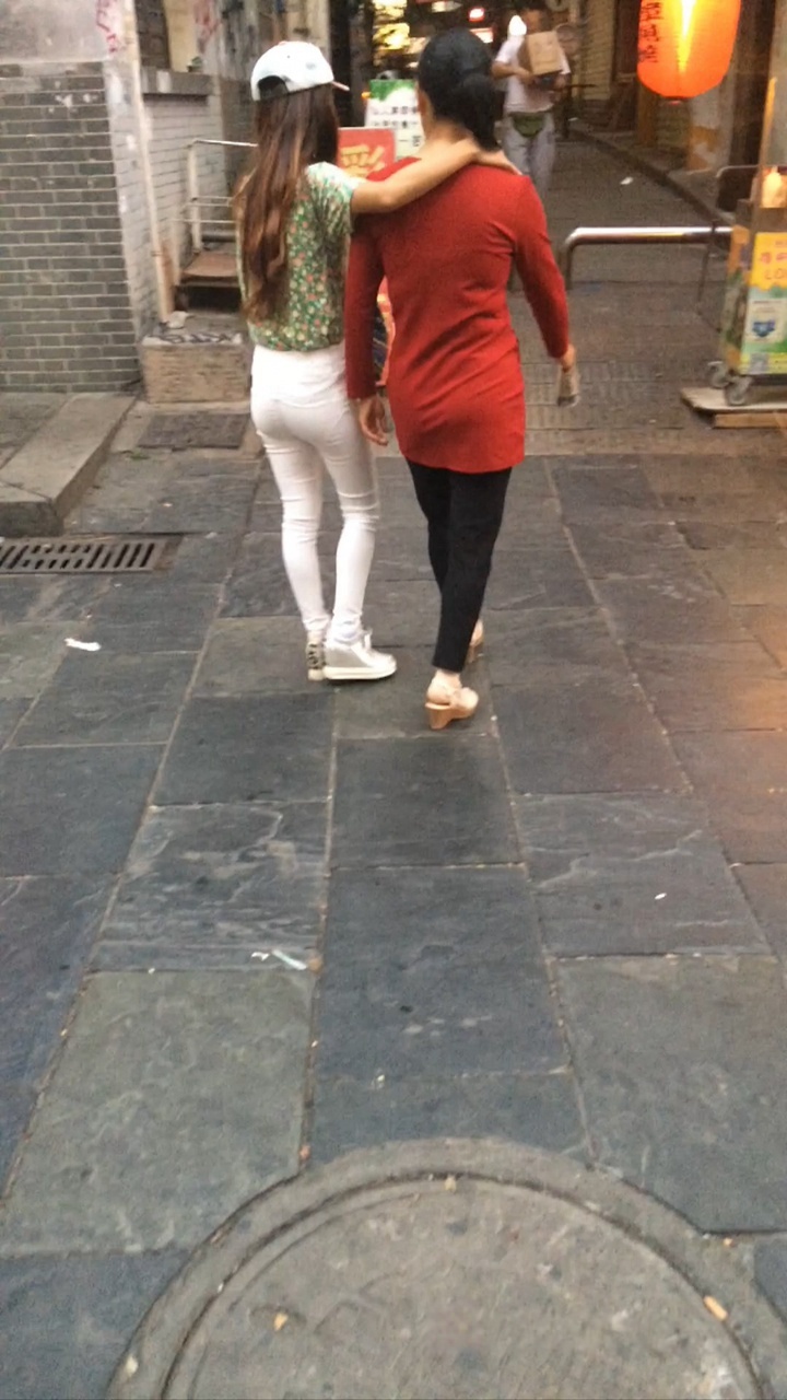 xinggan的白裤美眉极品翘屯内痕明显[857M/MOV]