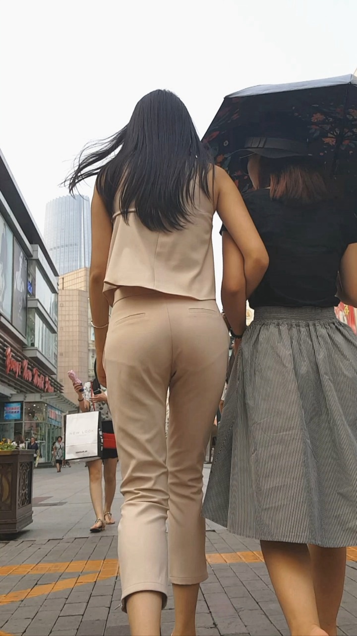 街拍高挑身材MM性感圆臀紧裤内痕尽显[533M/MP4]