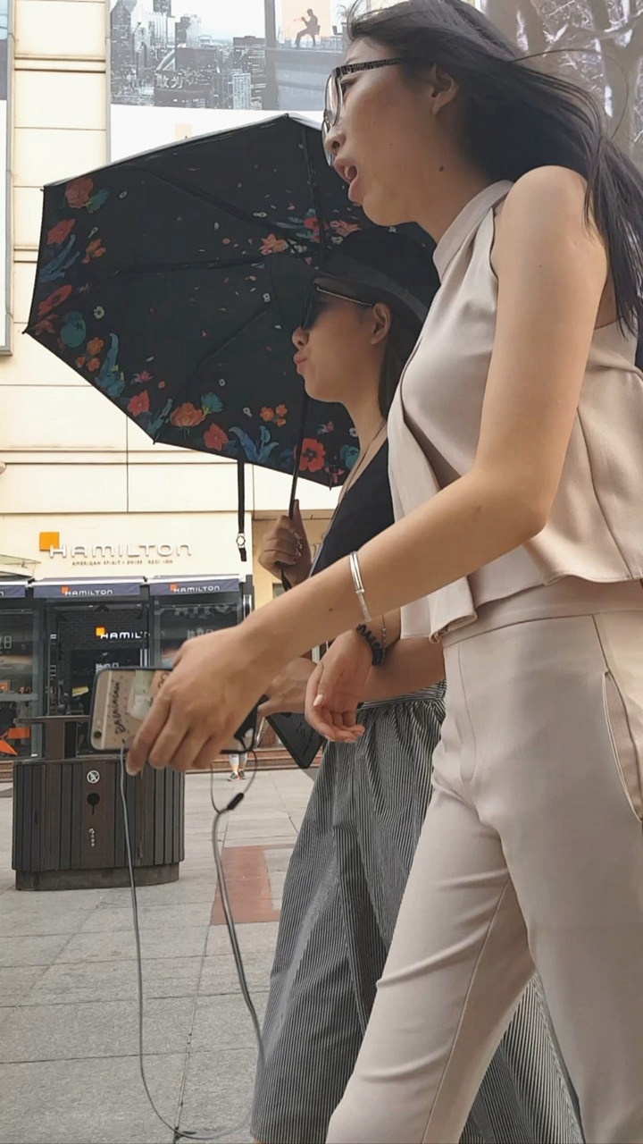 街拍高挑身材MM性感圆臀紧裤内痕尽显[533M/MP4]