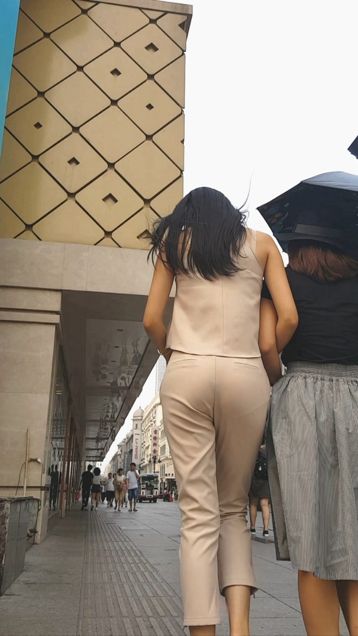 街拍高挑身材MM性感圆臀紧裤内痕尽显[533M/MP4]