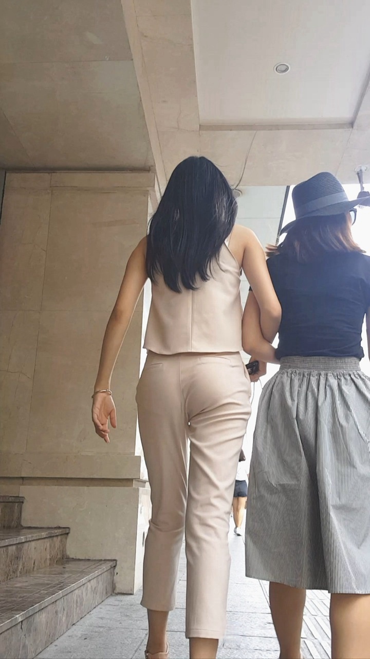 街拍高挑身材MM性感圆臀紧裤内痕尽显[533M/MP4]