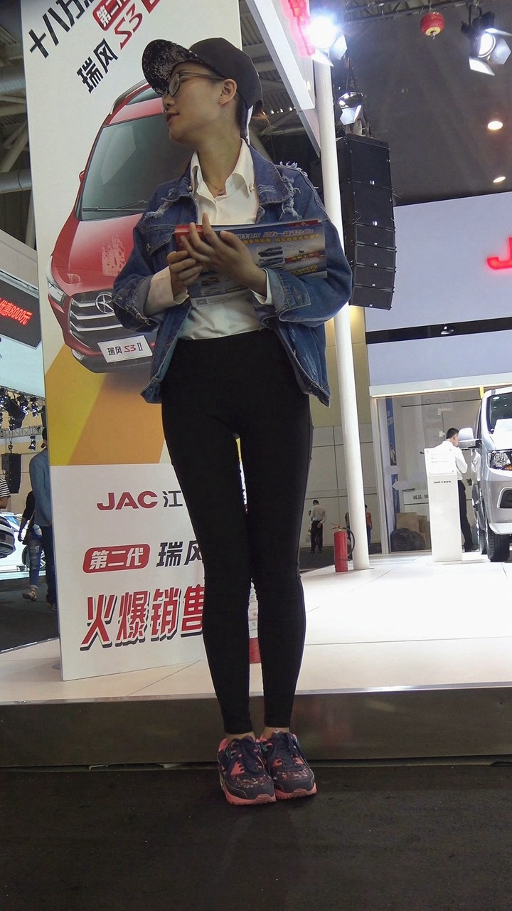 发传单的黑裤美眉紧绷的前三角区[1.17G/MP4]