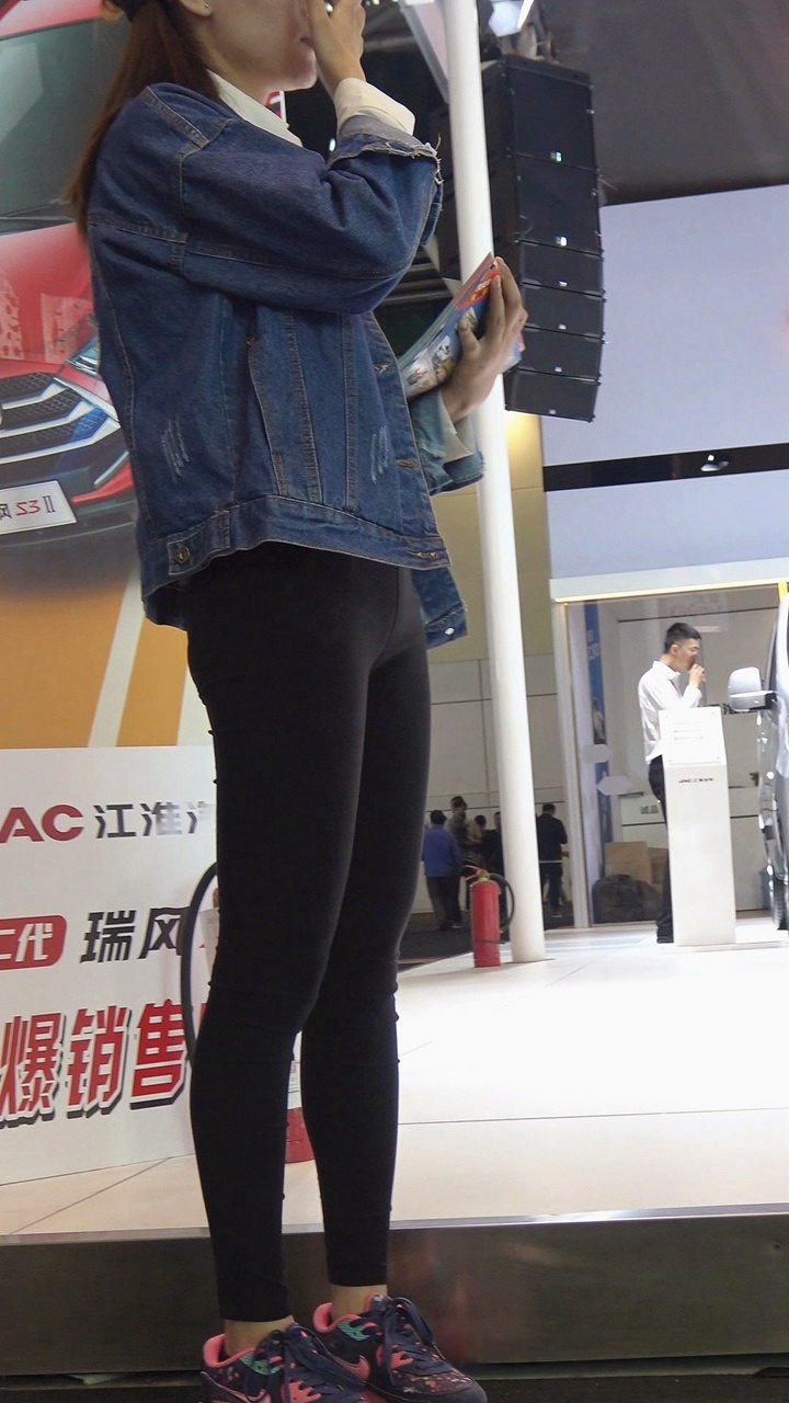 发传单的黑裤美眉紧绷的前三角区[1.17G/MP4]