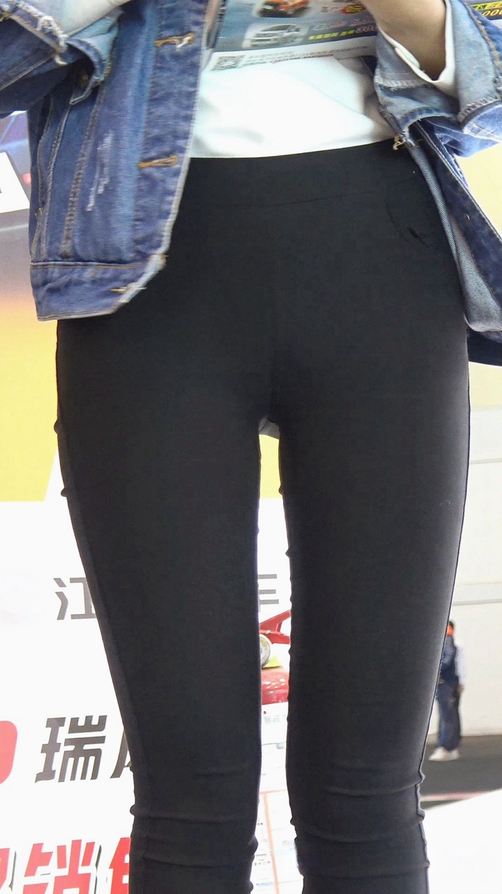发传单的黑裤美眉紧绷的前三角区[1.17G/MP4]