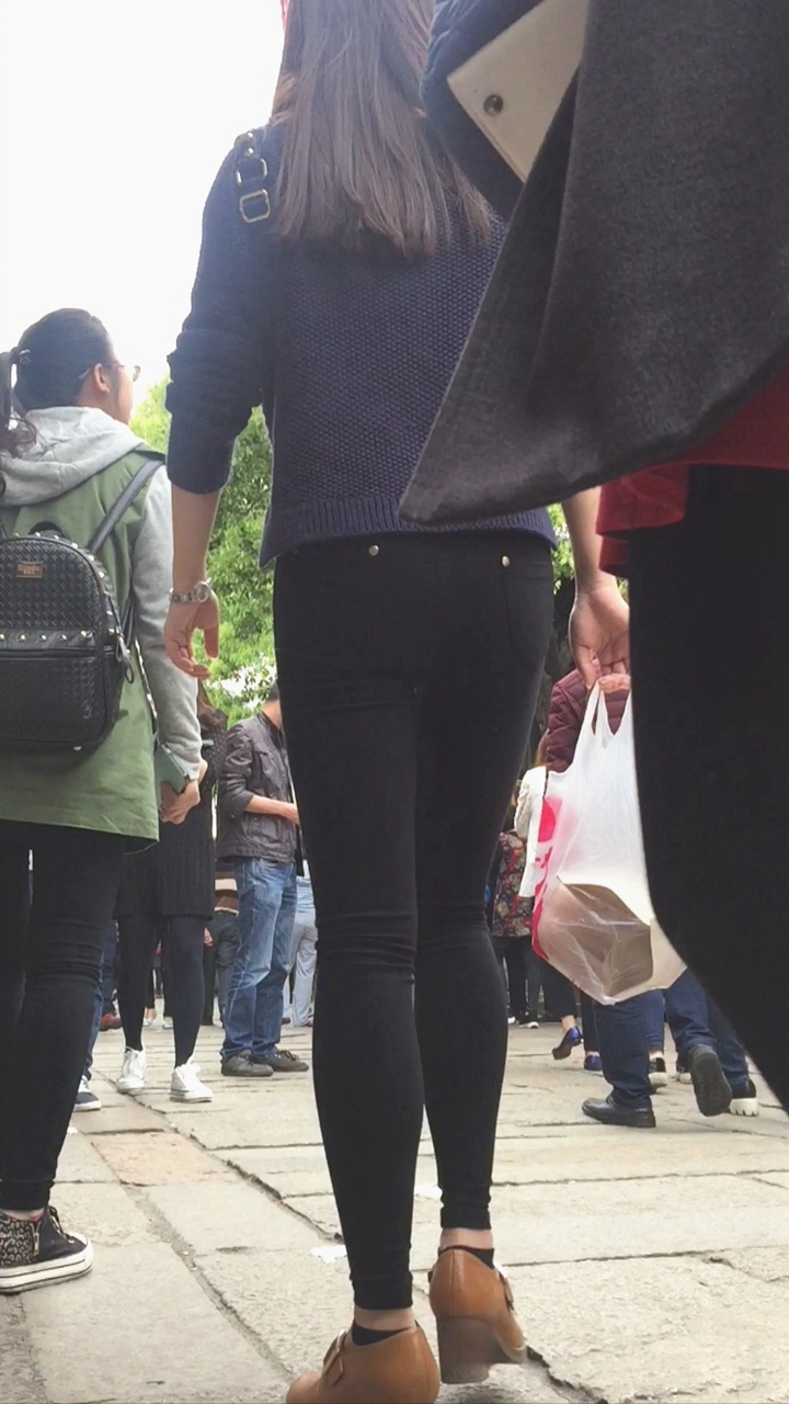 游古城的黑紧裤MM [593M/MOV]