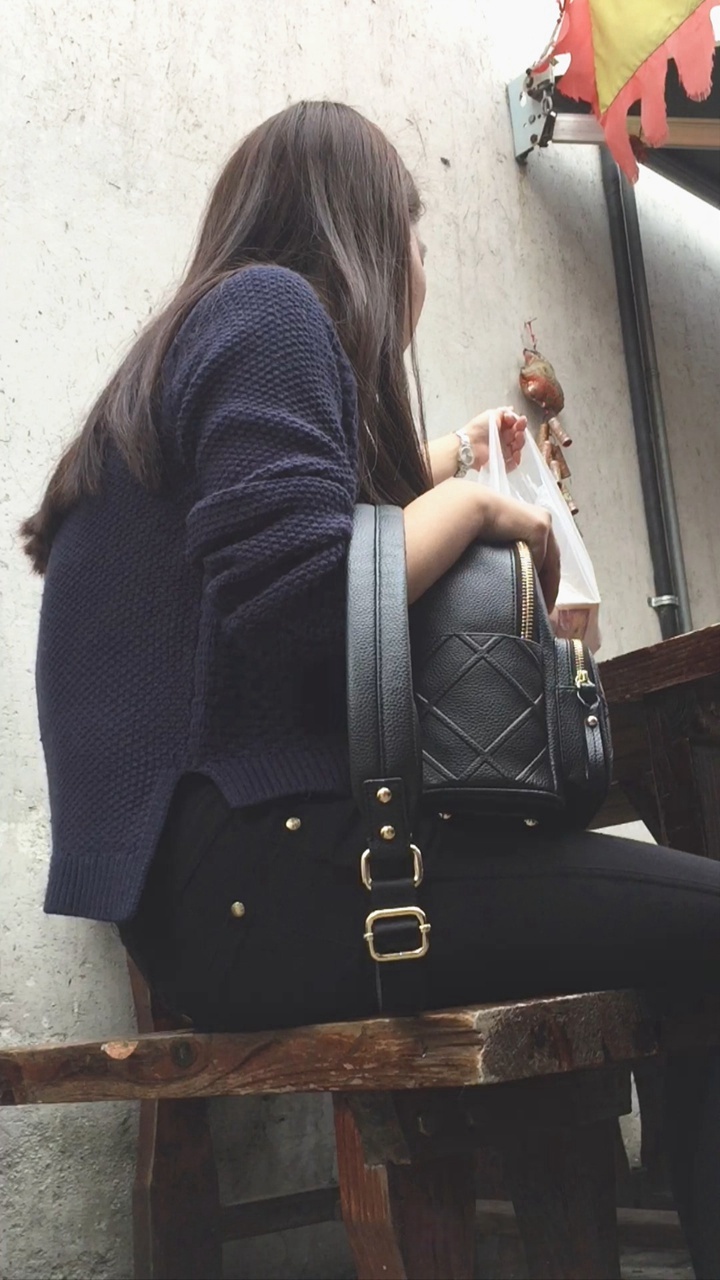 游古城的黑紧裤MM [593M/MOV]