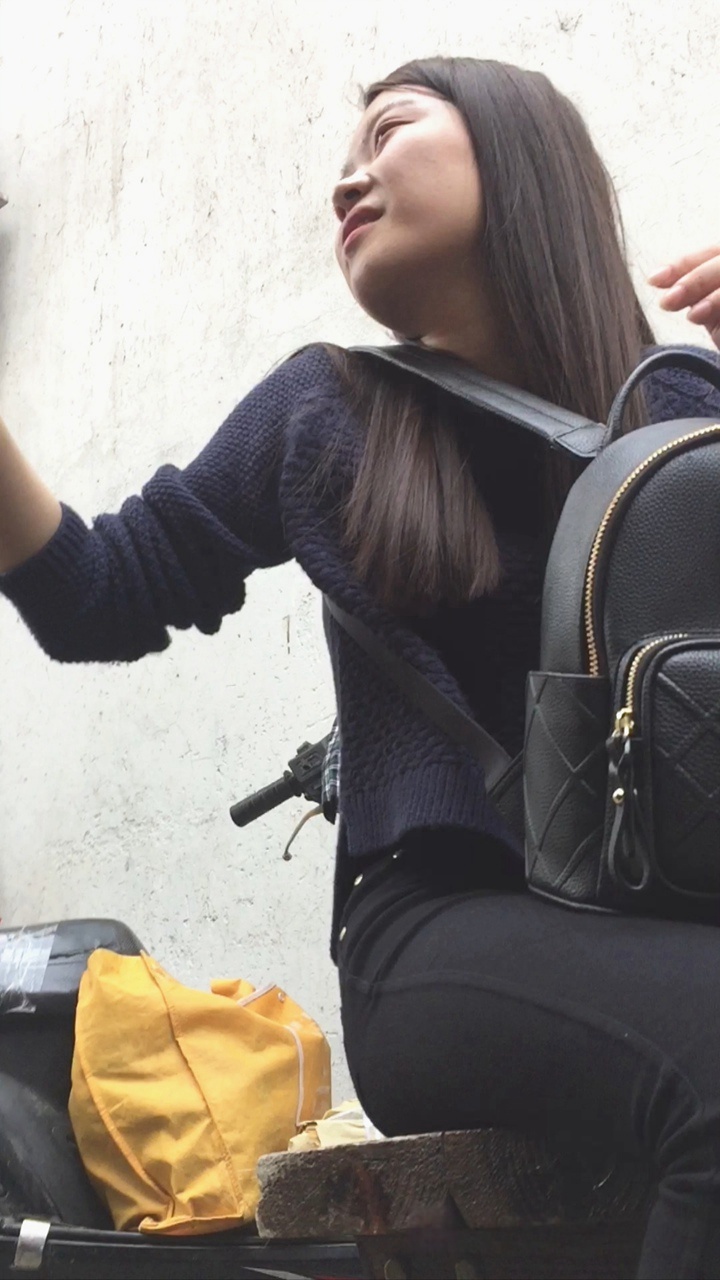 游古城的黑紧裤MM [593M/MOV]