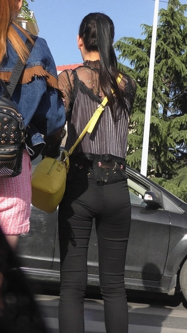 4K-街拍黑色紧身裤美女[279M/MP4]